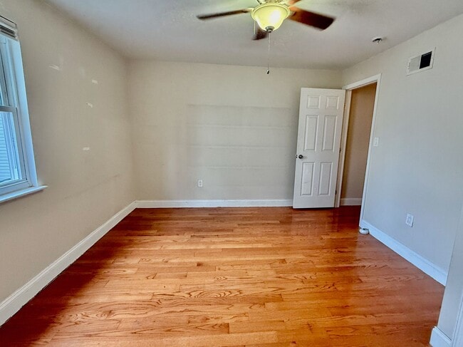 Building Photo - SPACIOUS 3BR/1BA HOUSE w/ Central AC-HARDW...