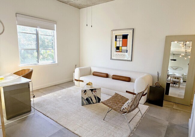 Building Photo - 365 SE 6th Ave