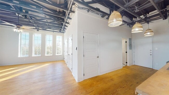Building Photo - 305 W 27th St