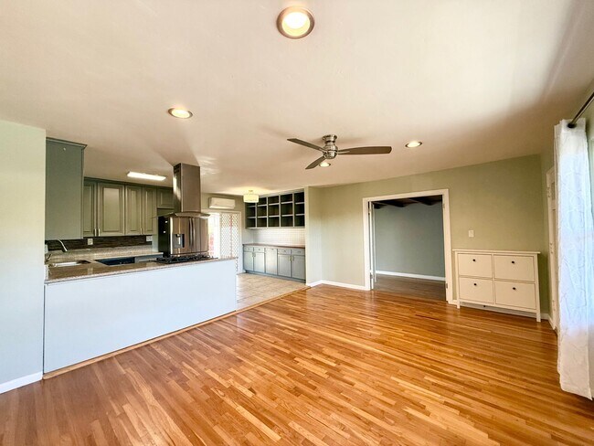 Building Photo - 3 Bedroom 1 bath single story home with solar!