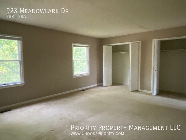 Building Photo - 923 Meadowlark Dr