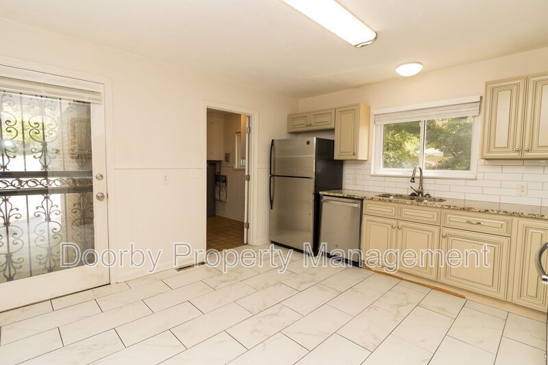 Building Photo - 833 Ashland Terrace