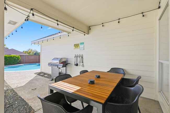 Building Photo - 2720 Wild Grove Ln