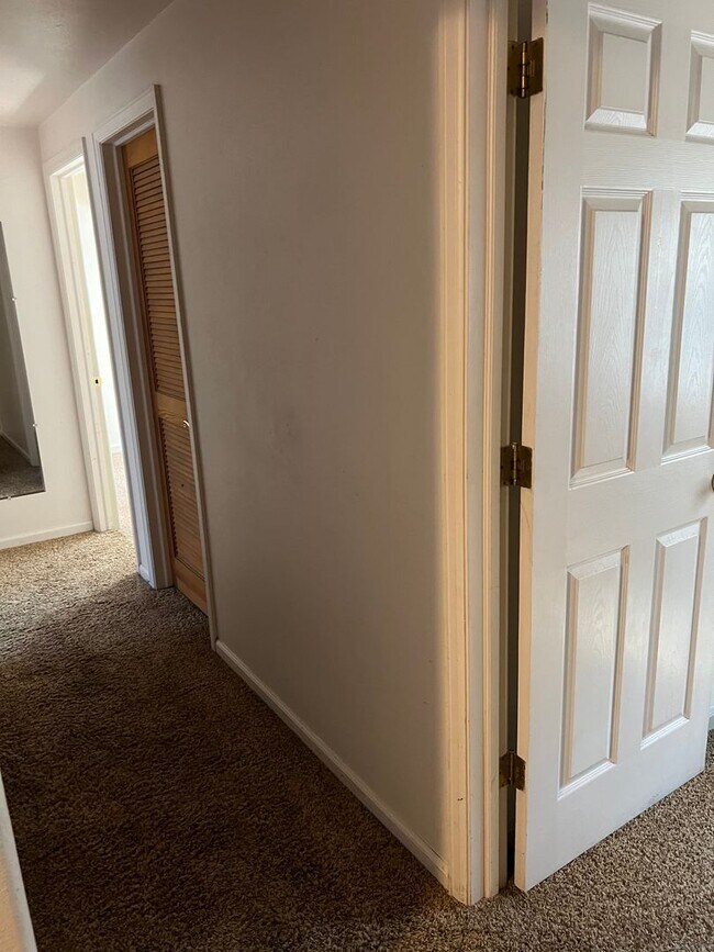 Building Photo - AVAILABLE NOW - BEAUTIFUL 6 bedroom home F...