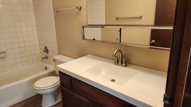 Building Photo - 2 bedroom on quiet street!