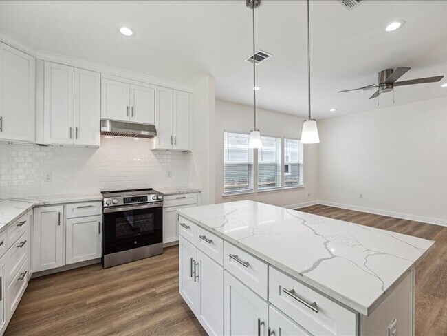 Building Photo - 915 E 37th St