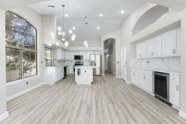 Building Photo - Gorgeous Everything you Need 4Bedroom plus Den Chandler Home!