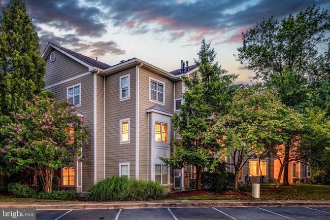 Building Photo - 1700 Lake Shore Crest Dr