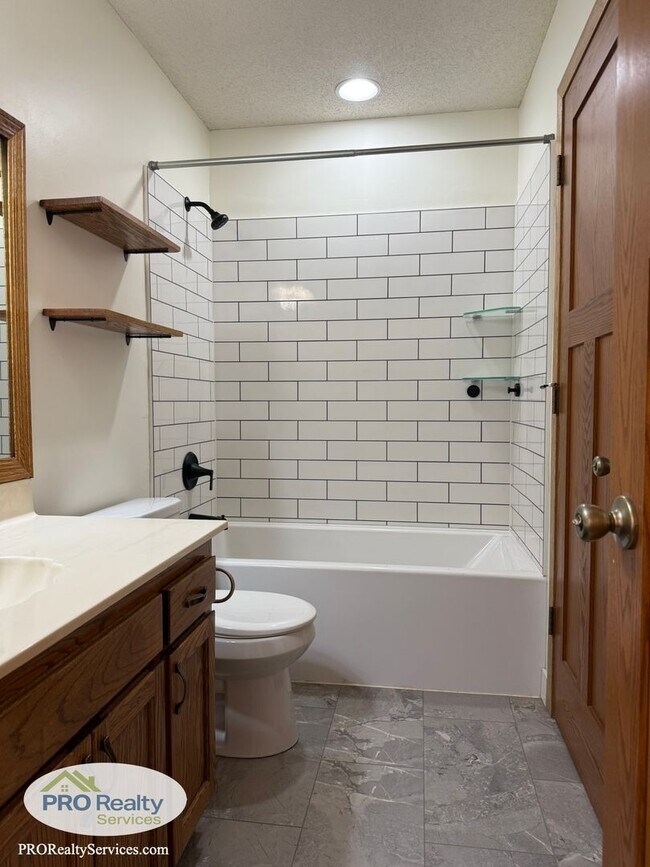 Building Photo - 3 Bedroom Home in Shoreview