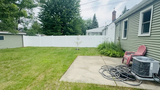 Building Photo - Charming 4-Bed Home with Gleaming Hardwood Floors, fully fenced backyard - 1500 Sq Ft in Minneapo...