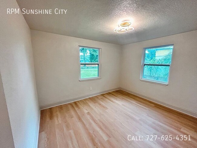 Building Photo - Incredible 2 bed 1 Bath with Dinning Room