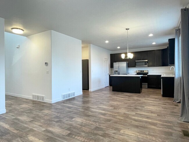 Building Photo - HOLIDAY MOVE IN SPECIAL!