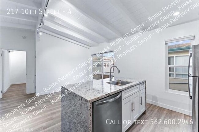 Building Photo - 217 10th St