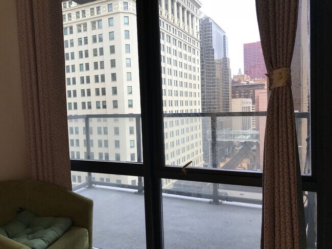 Building Photo - High floor 2b2b unit right by Westloop