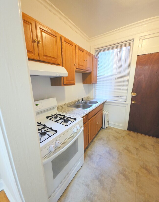 Building Photo - 1600 W Estes Ave