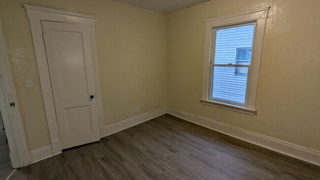 Building Photo - Welcome to this charming 3-bedroom, 1-bathroom home located in the heart of Akron