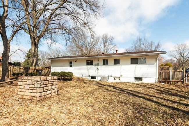 Building Photo - Lovely 3 Bedroom 2 Bathroom Home