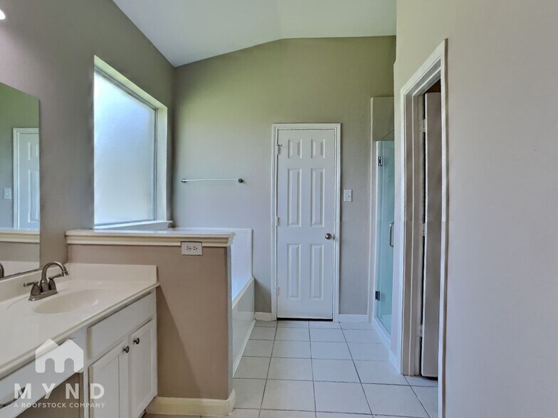 Building Photo - 3202 Black Ln