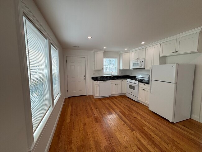 Building Photo - 160 Bow St