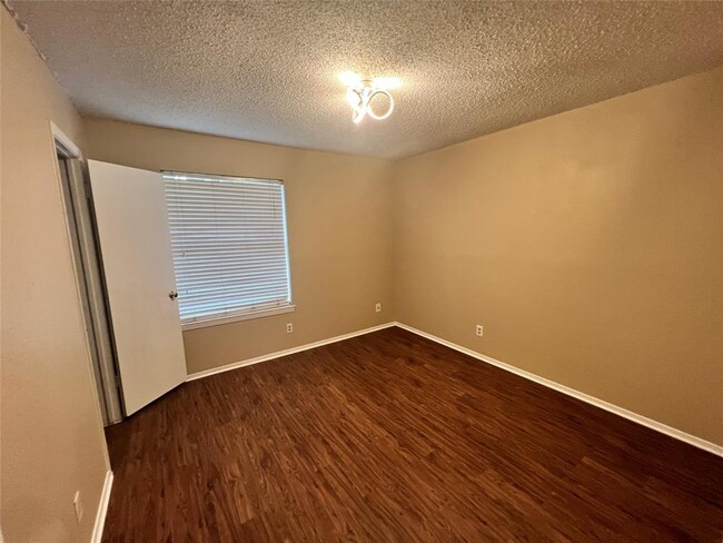 Building Photo - 2403 La Rochelle Dr