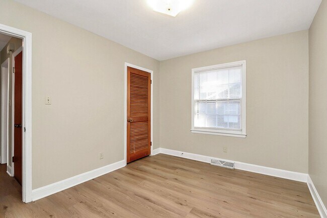 Building Photo - Beautifully Updated Two Bedroom Duplex