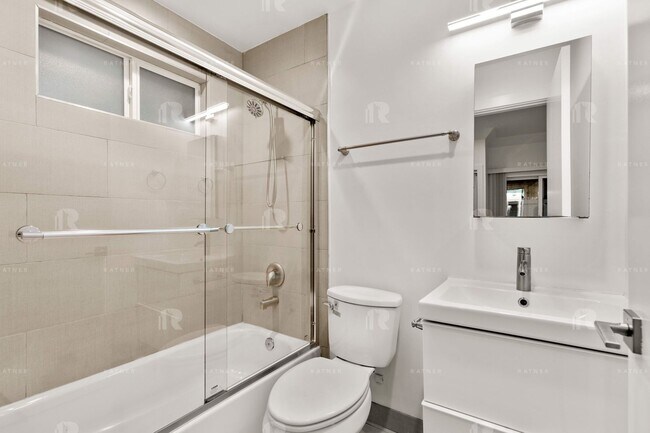 Building Photo - (Arely:B) 1209-1211 N. Beachwood Drive