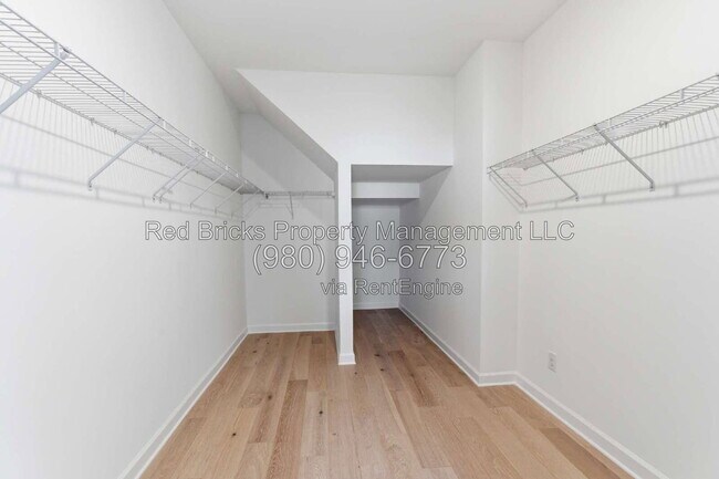Building Photo - 4016 Dahlia Dr