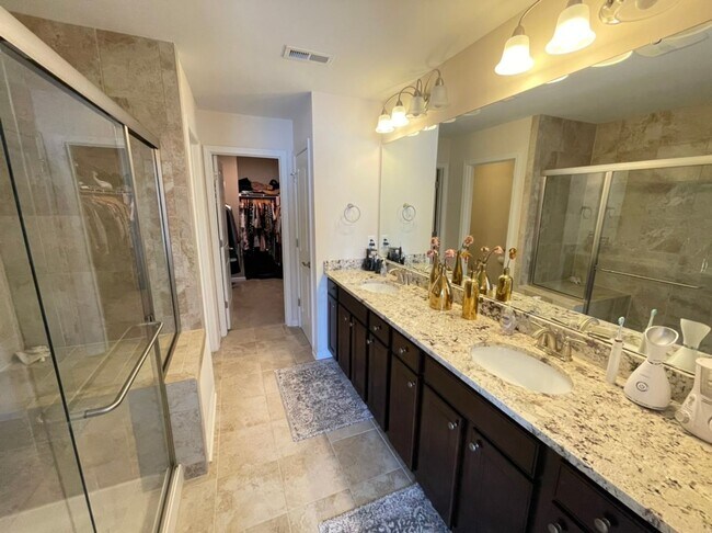 Building Photo - Like new 3 Bedroom townhouse with 2 car ga...