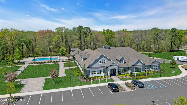 Building Photo - 10 McCormick Ave N