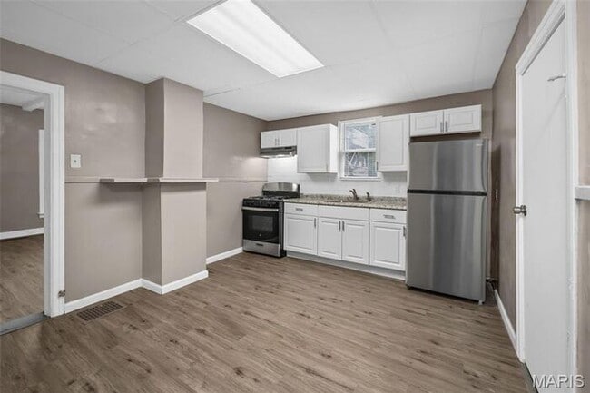 Building Photo - Completely remodeled and move-in ready!
