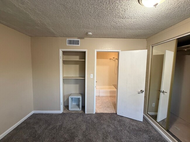 Building Photo - Affordable 3 BD 2 BA house in SW Bakersfield on a corner lot