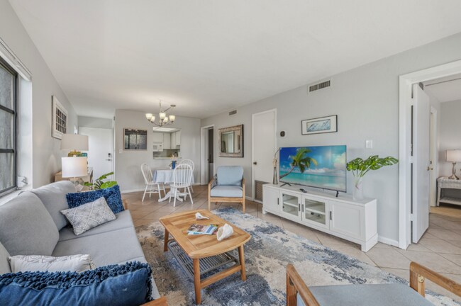 Building Photo - 1334 Chesapeake Ave