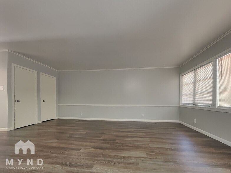 Building Photo - 2701 Stillwell Dr
