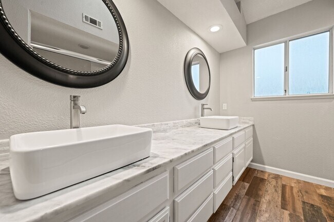 Building Photo - Luxury 4-Bedroom Home with Designer Upgrad...