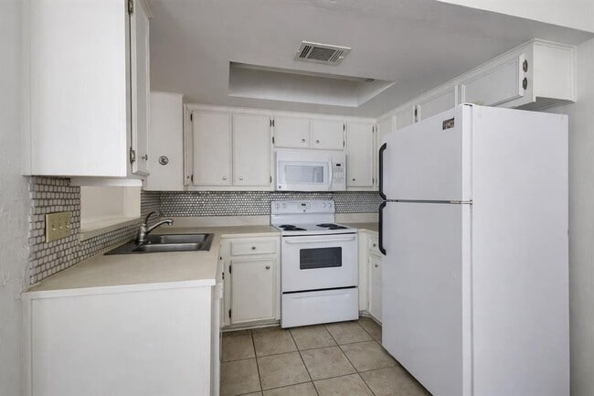 Building Photo - 706 W 22nd St