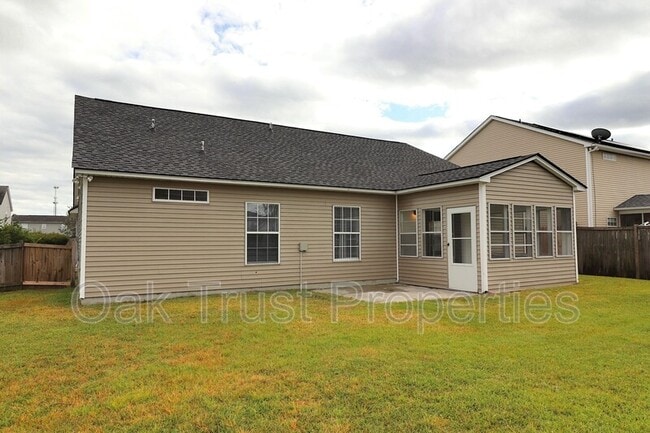 Building Photo - 538 Holiday Dr
