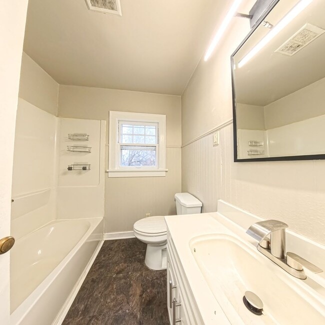 Building Photo - Beautiful 3 bedroom 1 bathroom home