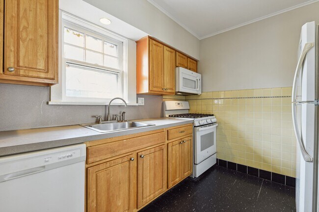 Building Photo - 40 Brookfield Rd