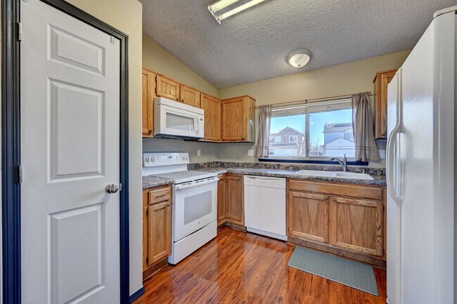 Building Photo - $2,100.00 - 3 bedroom, 2 bathroom, Single ...