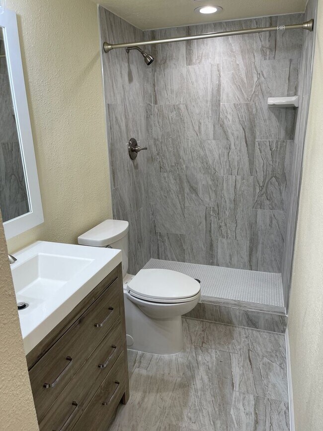 Building Photo - 4 Bedroom Rancher