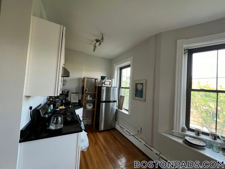 Building Photo - 102 Willow St