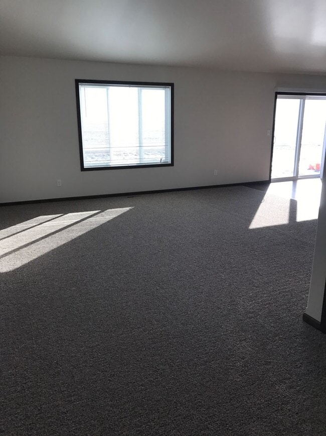 Building Photo - 3 Bed 2 Bath Twin Home