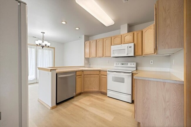 Building Photo - 423 Columbia Point Dr