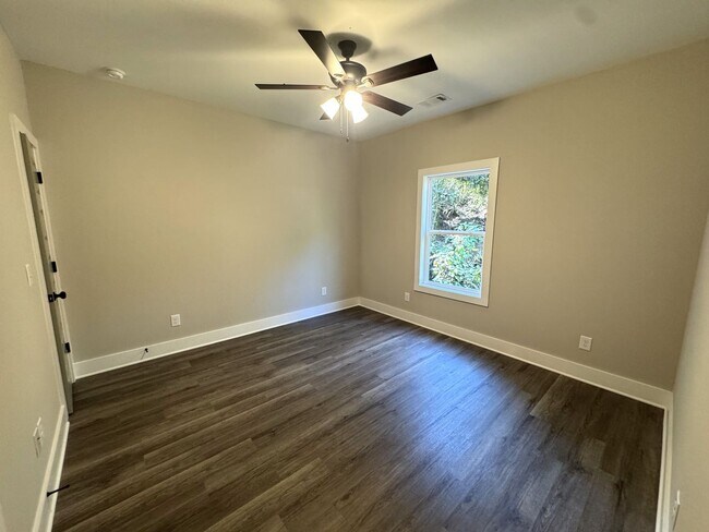 Building Photo - Downtown 4br Home FOR RENT