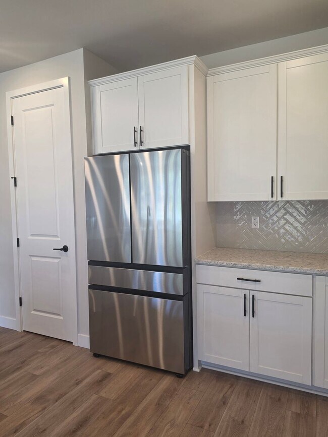 Building Photo - 3 Bedroom Plus Den Rambler in Arborwood!
