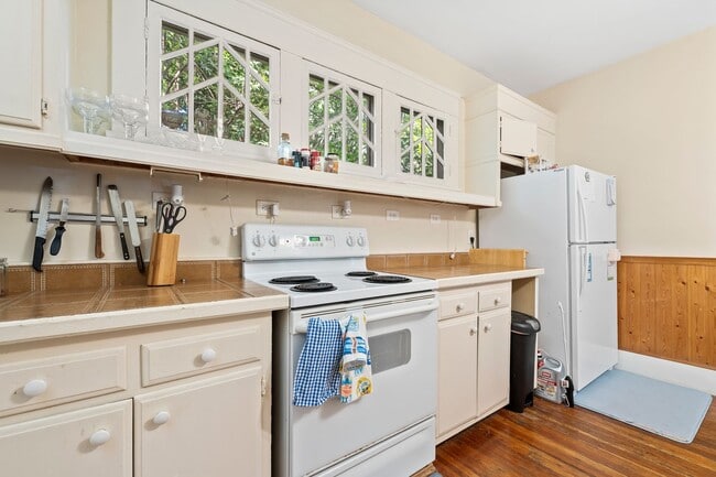 Building Photo - Prime UNC Location – 2BR Home Across from UNC Public Health