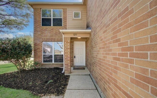 Building Photo - 1211 Reedpoint Dr