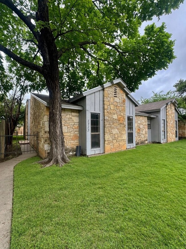 Building Photo - NOW AVAILABLE - 3-Bedroom 2-Bathroom Townhome in Capital Heights!