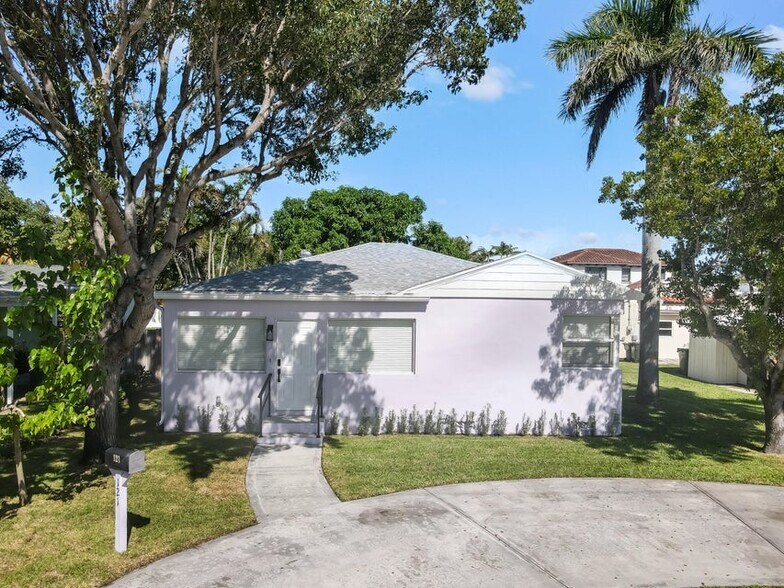 Front view of home. - 121 George Bush Blvd
