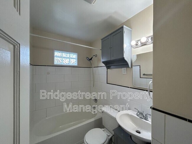 Building Photo - 1944 Malcom Dr